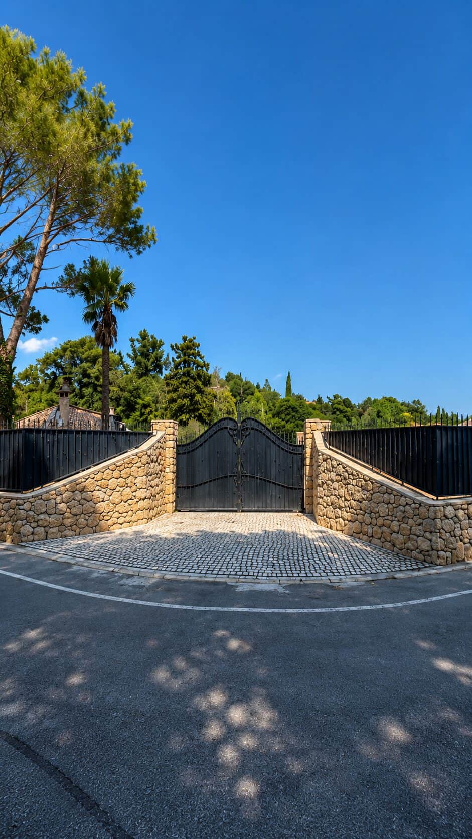 Portail et clôture en fer forgé devant un domaine provençal — Ferronnerie Mouansoise